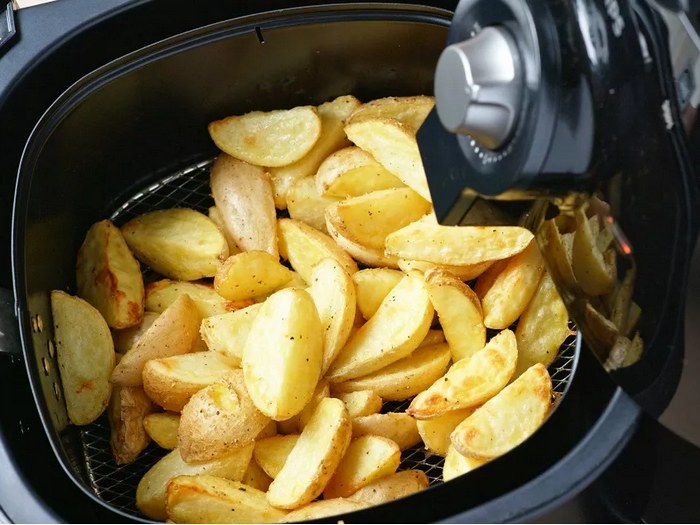 Πατάτες τηγανητές στο air fryer: το κόλπο για να γίνουν σούπερ τραγανές