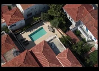 ΣΥΡΙΖΑ για πισίνα Κασσελάκη στις Σπέτσες: Καμία αρχαιολογική παρανομία – Να δείξουν τον ίδιο ζήλο και για το σπίτι της Παναγιωταρέα στην Πλάκα