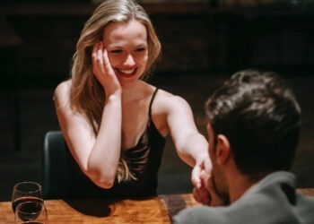 10 σημάδια της γλώσσας του σώματος που δείχνουν ότι κάποιος νιώθει ερωτική έλξη για εσάς