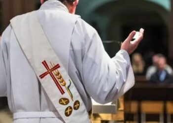 Kληρικοί της Καθολικής Εκκλησίας «επένδυαν» σε μπουζούκια της Πελοποννήσου – Ενημερώθηκε το Βατικανό