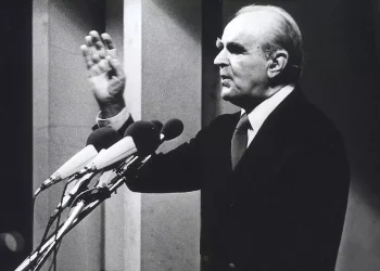 50 χρόνια Νέα Δημοκρατία: Ο Καραμανλής, η ΕΟΚ και ένα δημοψήφισμα – Οι σημαντικότεροι σταθμοί στην ιστορία της