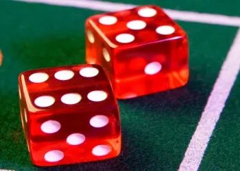 Συνελήφθησαν 11 άτομα γιατί έπαιζαν ζάρια – κατασχέθηκε ποσό των 12.395 ευρώ