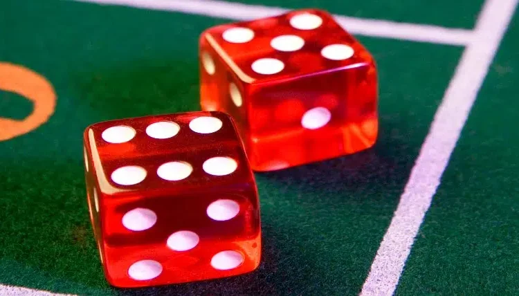 Συνελήφθησαν 11 άτομα γιατί έπαιζαν ζάρια – κατασχέθηκε ποσό των 12.395 ευρώ