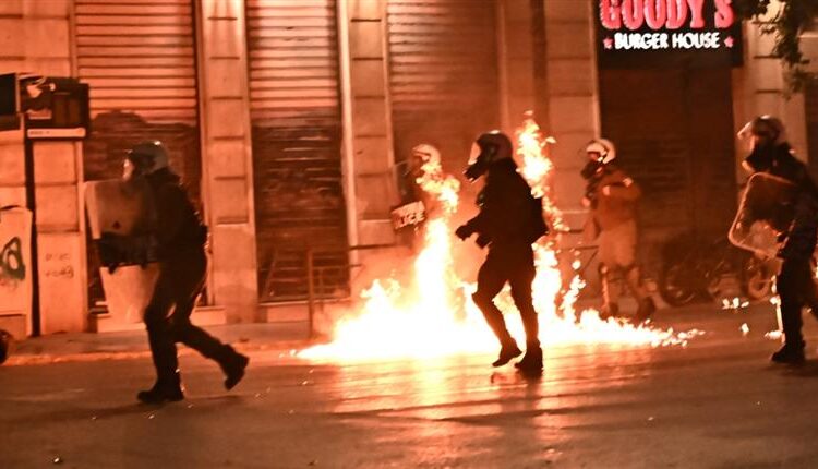 Τέμπη – Σύνταγμα: Η ανακοίνωση της αστυνομίας για τα επεισόδια