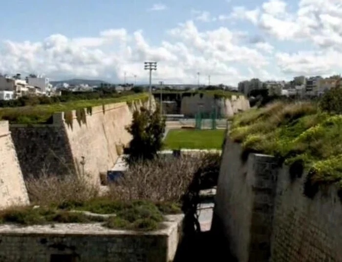 Σοβαρός τραυματισμός άνδρα από πτώση στα Ενετικά Τείχη στο Ηράκλειο