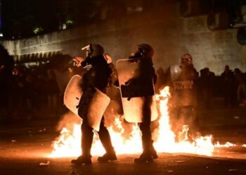 Τέμπη: Επεισόδια σε Αθήνα και Θεσσαλονίκη μετά τα συλλαλητήρια (εικόνες)