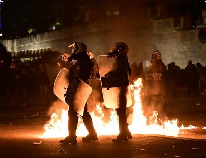 Τέμπη: Επεισόδια σε Αθήνα και Θεσσαλονίκη μετά τα συλλαλητήρια (εικόνες)