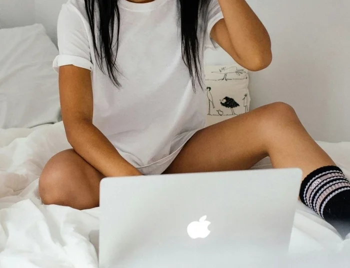 Παντρεμένο μοντέλο του OnlyFans αποκάλυψε ότι έμεινε έγκυος από άλλον άνδρα ενώ γύριζε σκηνή για ταινία ενηλίκων