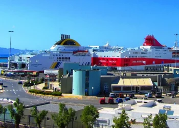 Ηράκλειο: Εγκλωβισμένα σε πλοίο της γραμμής 300 οχήματα – Βλάβη στην ράμπα κατέστησε αδύνατη την αποβίβαση τους