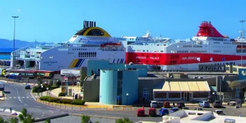 Ηράκλειο: Εγκλωβισμένα σε πλοίο της γραμμής 300 οχήματα – Βλάβη στην ράμπα κατέστησε αδύνατη την αποβίβαση τους