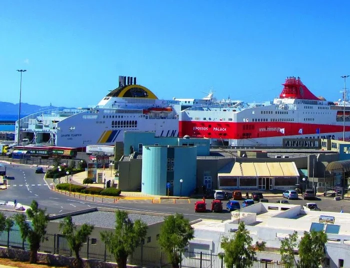 Ηράκλειο: Εγκλωβισμένα σε πλοίο της γραμμής 300 οχήματα – Βλάβη στην ράμπα κατέστησε αδύνατη την αποβίβαση τους