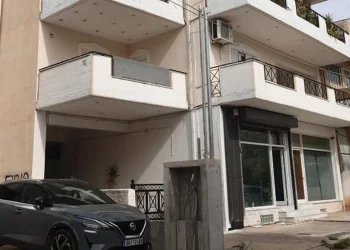 Άνδρας έσπρωξε και σκότωσε την σύζυγο του