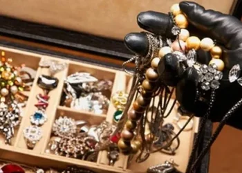 ΗΡΑΚΛΕΙΟ Εκλεψε κολιέ αξίας 6.000 ευρώ