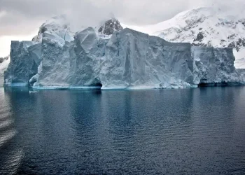 Αίνιγμα στην Ανταρκτική: Επιστήμονες ανακάλυψαν 4 μυστηριώδεις μαύρες σαρκοφάγους