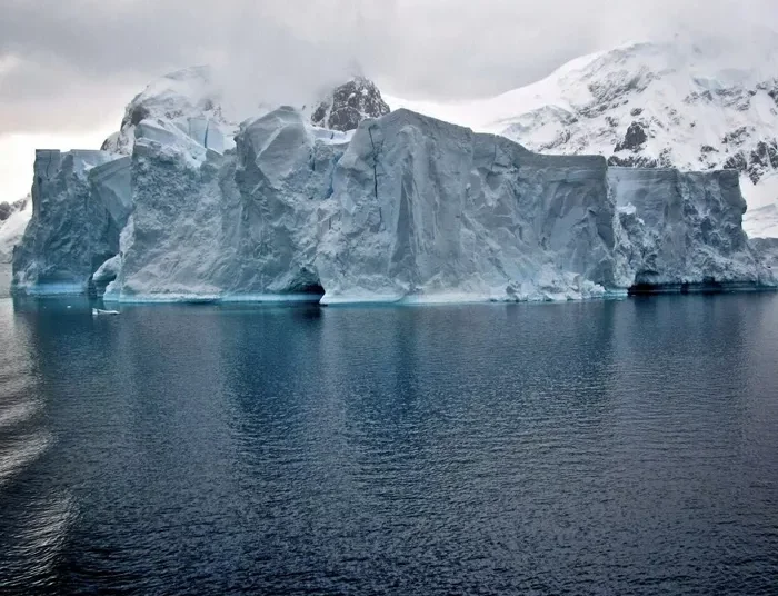 Αίνιγμα στην Ανταρκτική: Επιστήμονες ανακάλυψαν 4 μυστηριώδεις μαύρες σαρκοφάγους