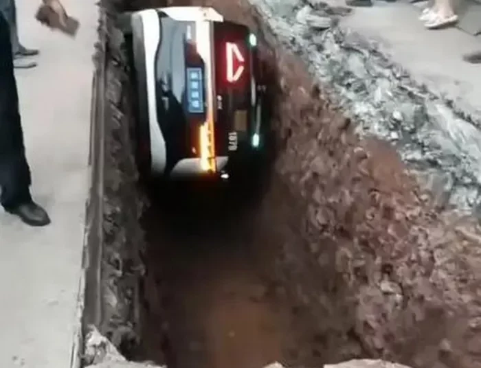 Ρομποτικό ταξί στην Κίνα έπεσε σε χαντάκι – Ανησυχία για την ασφάλεια των αυτόνομων οχημάτων