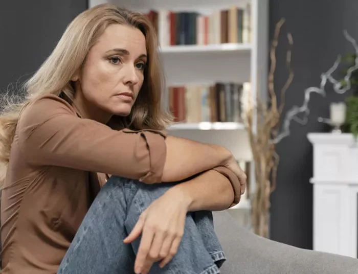 Οι άνθρωποι που γίνονται δυστυχισμένοι καθώς μεγαλώνουν, συνήθως υιοθετούν αυτές τις 7 συνήθειες