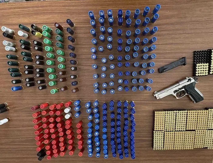 Συνελήφθησαν ένας 37χρονος και μια 39χρονη – Κατασχέθηκαν πιστόλια, γεμιστήρες και σχεδόν 1.000 φυσίγγια