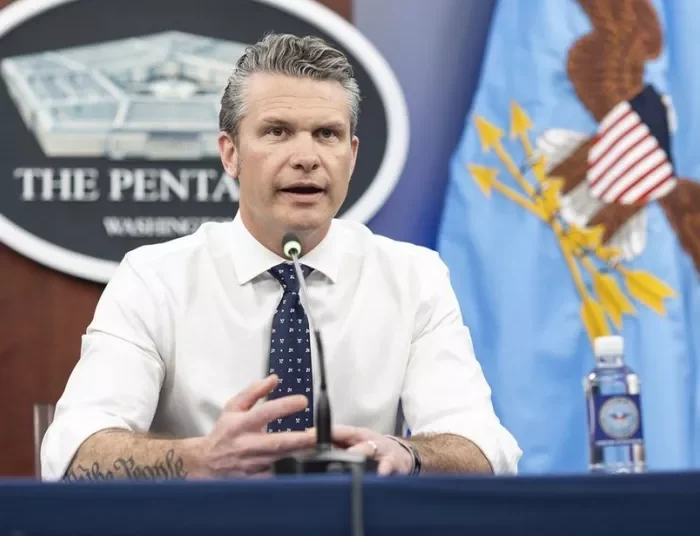 Θρίλερ με αεροσκάφος που μετέφερε τον Αμερικανό υπουργό Πιτ Χέγκσεθ