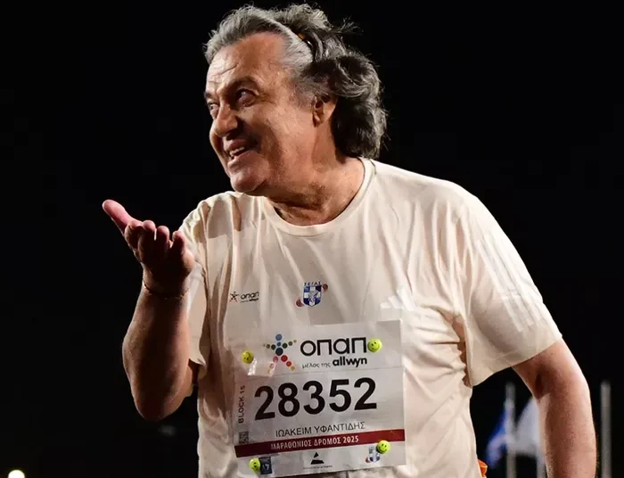 42ος Αυθεντικός Μαραθώνιος: Χειροκροτήματα και συγκίνηση για τον δρομέα που τερμάτισε τελευταίος