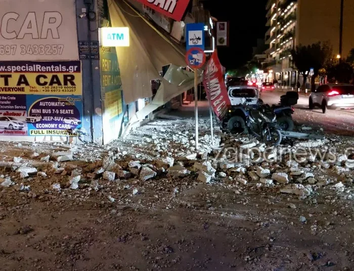 Κατέρρευσαν μπαλκόνια οικοδομής πάνω σε οχήματα