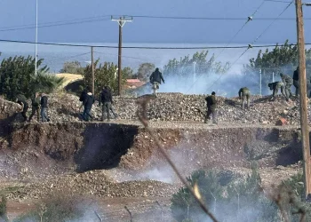 Πετροπόλεμος και χημικά μεταξύ αγροτών και αστυνομίας στο αεροδρόμιο του Ηρακλείου