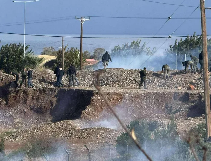 Πετροπόλεμος και χημικά μεταξύ αγροτών και αστυνομίας στο αεροδρόμιο του Ηρακλείου