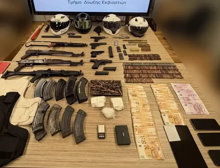 Εγκληματική οργάνωση με «πλοκάμια» σε Αττική και Κρήτη: Συνελήφθησαν πέντε άτομα – Κατασχέθηκαν καλάσνικοφ και ναρκωτικά (βίντεο)