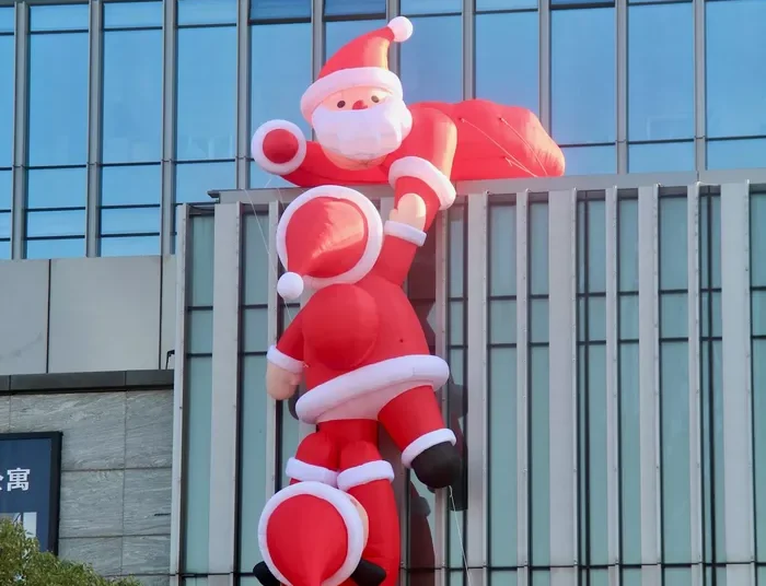 Οι ιπτάμενοι Άγιο Βασίληδες επισκέπτονται και φέτος τους μικρούς νοσηλευόμενους στο ΠαΓΝΗ