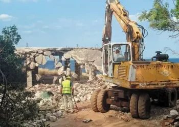 Κατεδαφίσεις αυθαιρέτων σε αιγιαλό και παραλίες της Κρήτης
