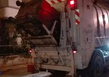Τοξική ουσία πεταμένη σε κάδο απορριμμάτων εισέπνευσαν υπάλληλοι καθαριότητας – Πέρασαν τη νύχτα στο Νοσοκομείο