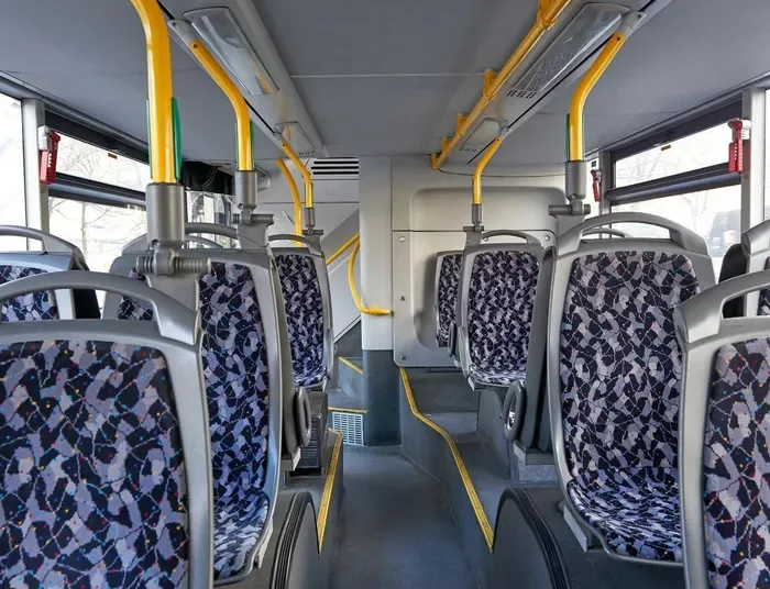 Οδηγός στα Μέσα Μαζικής Μεταφοράς αποκαλύπτει -Γιατί δεν πρέπει να καθόμαστε στα καθίσματα