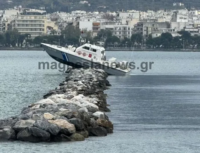 Απίστευτο: Σκάφος του Λιμενικού «καβάλησε» τα βράχια στην είσοδο του λιμανιού
