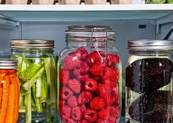 Είναι ασφαλές να αποθηκεύεις τα πάντα σε γυάλινα βάζα στο ψυγείο;