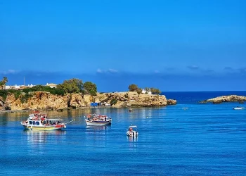 Παρίστανε τη χρυσή κληρονόμο και απέσπασε 30 εκατ. δολάρια από τράπεζες και ιδρύματα – τώρα την κυνηγάει το FBI