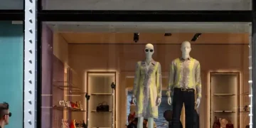 Η Prada εξαγόρασε την Versace μετά από πολύμηνες διαπραγματεύσεις