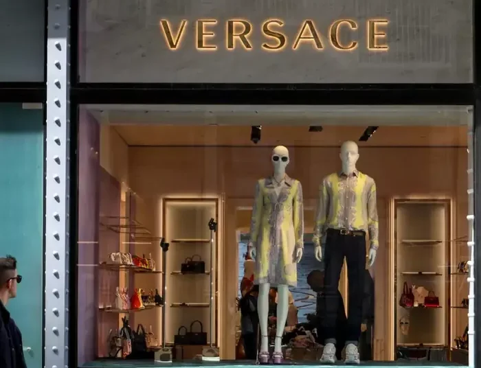 Η Prada εξαγόρασε την Versace μετά από πολύμηνες διαπραγματεύσεις