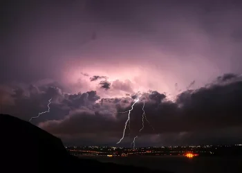 Παρίστανε τη χρυσή κληρονόμο και απέσπασε 30 εκατ. δολάρια από τράπεζες και ιδρύματα – τώρα την κυνηγάει το FBI