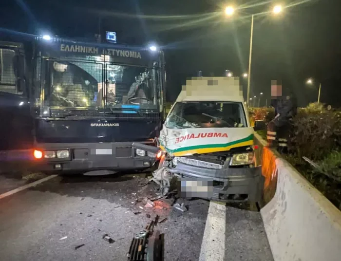 Σοβαρό ατύχημα στον Πλατύκαμπο Λάρισας: Ασθενοφόρο έπεσε πάνω σε κλούβα της Αστυνομίας