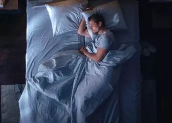 Αυτή είναι η χειρότερη στάση ύπνου και μπορεί να βλάψει την υγεία σου, σύμφωνα με τους ειδικούς