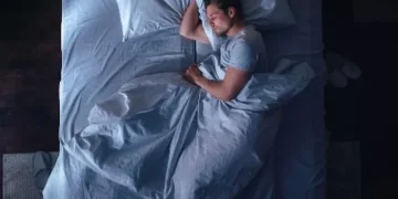 Αυτή είναι η χειρότερη στάση ύπνου και μπορεί να βλάψει την υγεία σου, σύμφωνα με τους ειδικούς