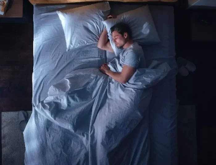 Αυτή είναι η χειρότερη στάση ύπνου και μπορεί να βλάψει την υγεία σου, σύμφωνα με τους ειδικούς