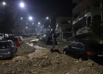 Κακοκαιρία: Βομβαρδισμένο τοπίο η Ανω Γλυφάδα με δρόμους χείμαρρους και αυτοκίνητα θαμμένα στα μπάζα – Αδιανόητες εικόνες