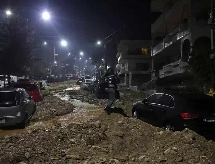 Κακοκαιρία: Βομβαρδισμένο τοπίο η Ανω Γλυφάδα με δρόμους χείμαρρους και αυτοκίνητα θαμμένα στα μπάζα – Αδιανόητες εικόνες