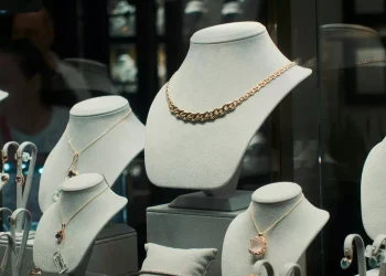 Οι Ροζ Πάνθηρες πίσω από ληστεία μαμούθ σε κοσμηματοπωλείο – Μπούκαραν με όπλα και άρπαξαν κοσμήματα αξίας 580.000 ευρώ