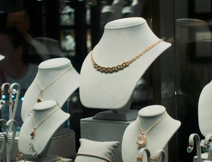 Οι Ροζ Πάνθηρες πίσω από ληστεία μαμούθ σε κοσμηματοπωλείο – Μπούκαραν με όπλα και άρπαξαν κοσμήματα αξίας 580.000 ευρώ