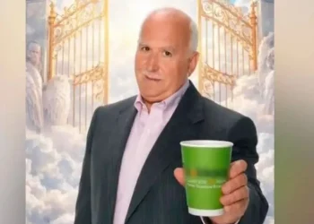 Χαμός με διαφήμιση καφετέριας: Δείχνει τον Γιώργο Παπαδάκη να «κερνάει καφέ από τον Παράδεισο»