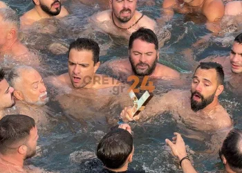 Αγιασμός των υδάτων στο Ηράκλειο: Έπιασαν αλλά… έσπασαν τον Τίμιο Σταυρό – Φωτογραφίες