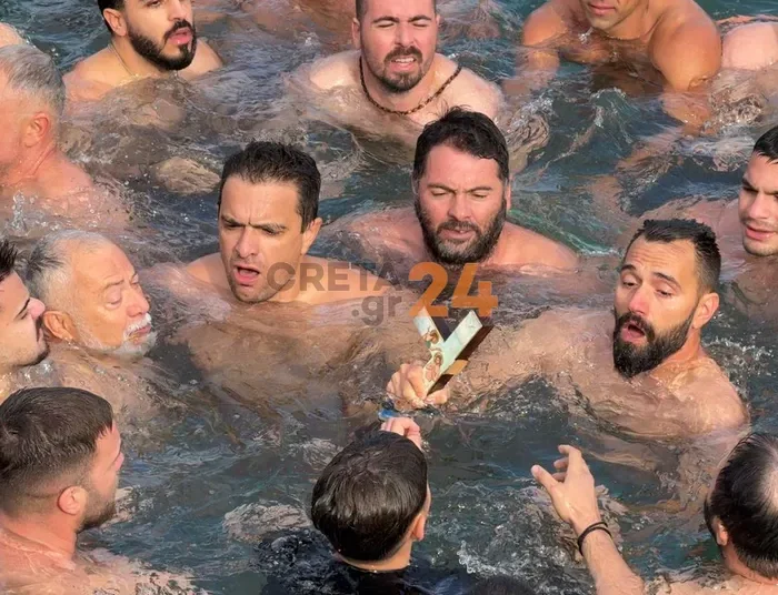 Αγιασμός των υδάτων στο Ηράκλειο: Έπιασαν αλλά… έσπασαν τον Τίμιο Σταυρό – Φωτογραφίες