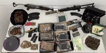 Συνελήφθησαν 2 άτομα για εκρηκτικά, όπλα και κλοπή πολυτελούς οχήματος